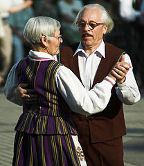 old_couple_dancing